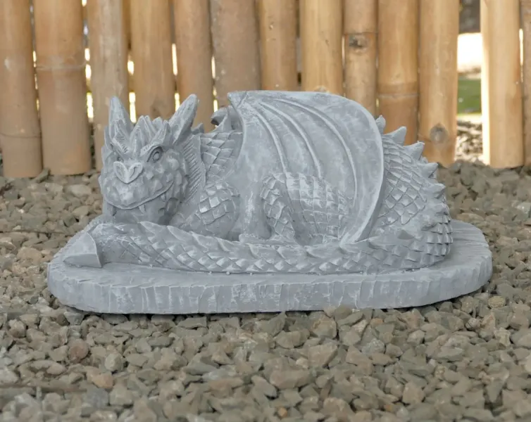 Jaro -Liegender Drache auf Sockel, 30cm L | Steinguss 